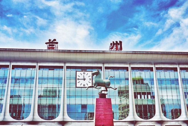 骄阳下 “兰”得经历一次荡气回肠的全城狂欢——2017兰州马拉松