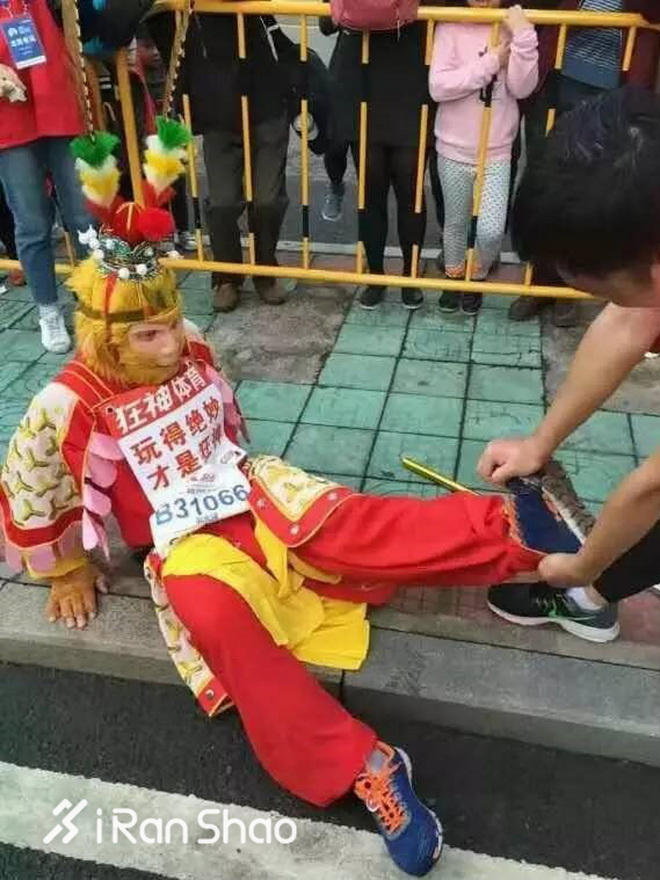 TopX | 跑着跑着就笑了 盘点跑步场上那些啼笑皆非的瞬间