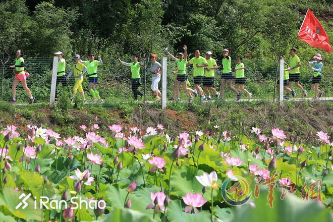 TopX | 跑着跑着就笑了 盘点跑步场上那些啼笑皆非的瞬间