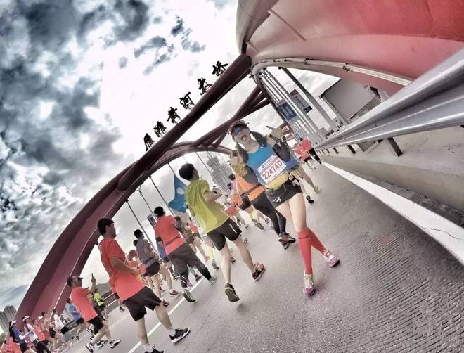 骄阳下 “兰”得经历一次荡气回肠的全城狂欢——2017兰州马拉松