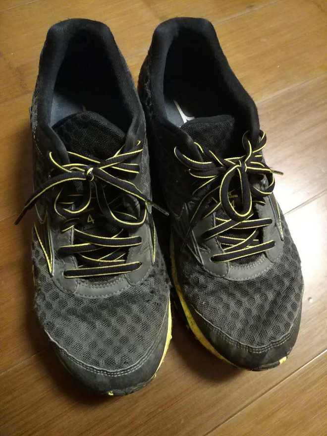 那双即使再残破，也会被我永远保存的跑鞋