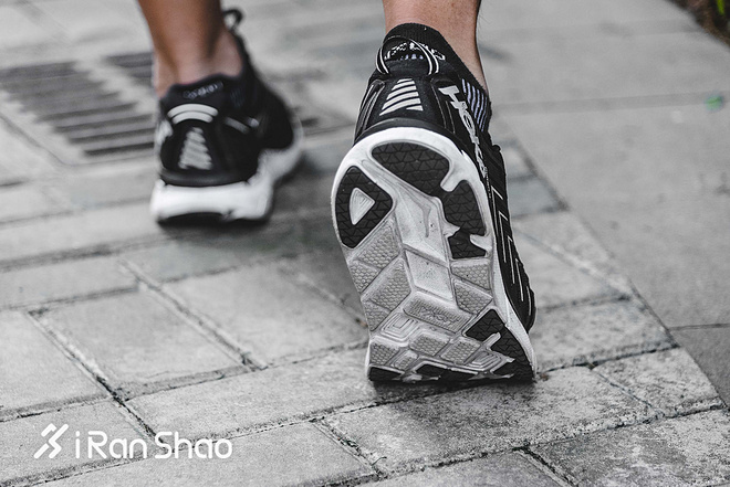 跑鞋 | 绝对出色与相对平庸 HOKA ONE ONE Clifton 4深度评测