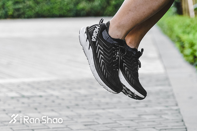 跑鞋 | 绝对出色与相对平庸 HOKA ONE ONE Clifton 4深度评测