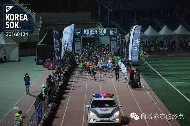 跑过异国的坟地和碉堡，我还差两秒被关门。