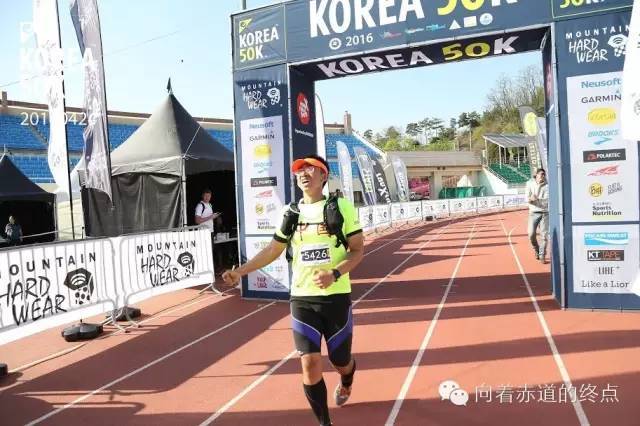 跑过异国的坟地和碉堡，我还差两秒被关门。