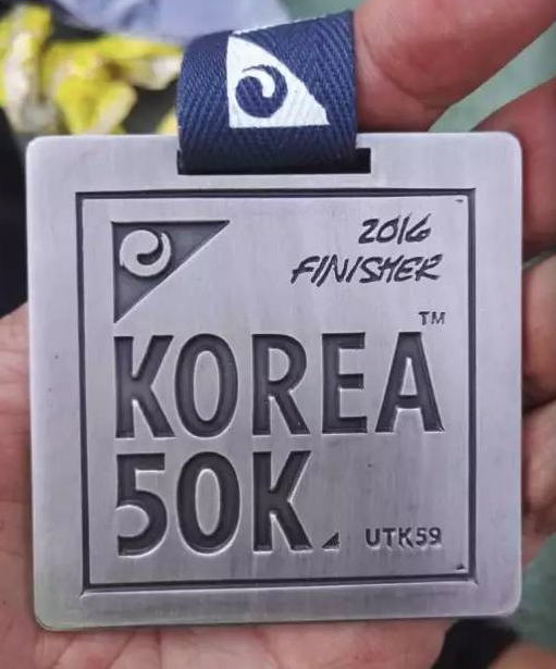 跑过异国的坟地和碉堡，我还差两秒被关门。