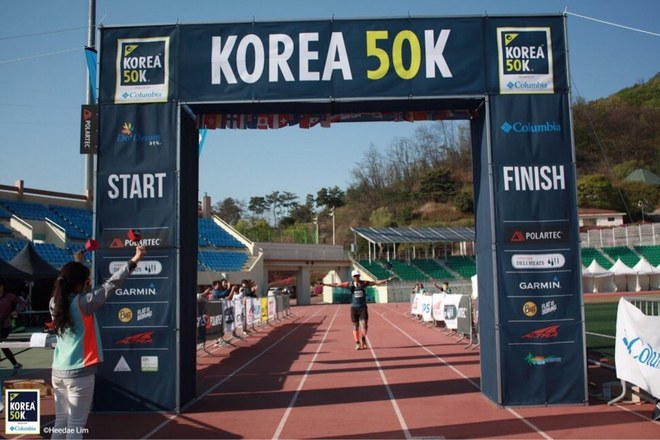 跑过异国的坟地和碉堡，我还差两秒被关门。