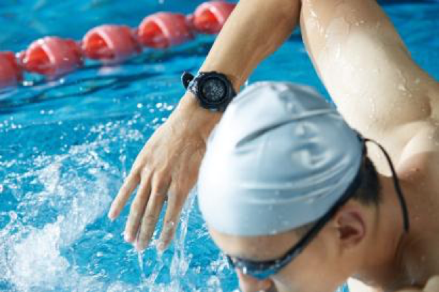 终于能跟心率带说再见了，游泳可以更轻松
