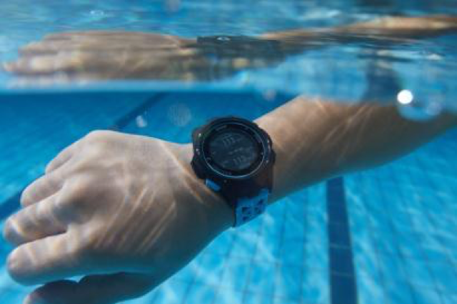 终于能跟心率带说再见了，游泳可以更轻松