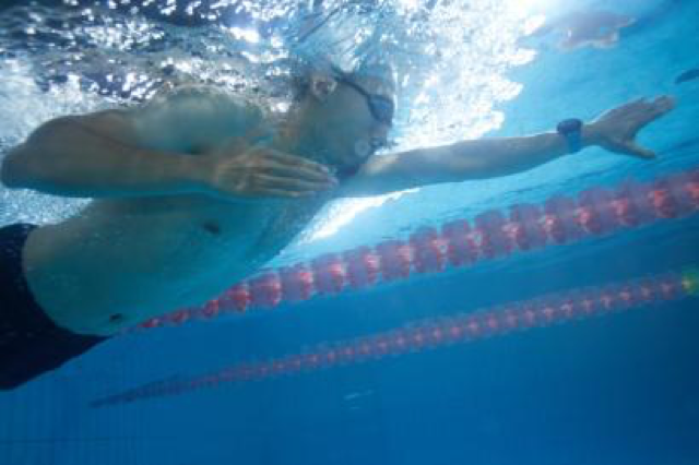 终于能跟心率带说再见了，游泳可以更轻松