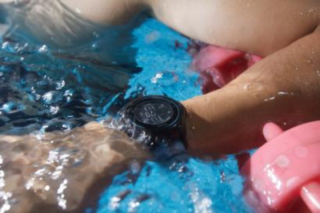 终于能跟心率带说再见了，游泳可以更轻松