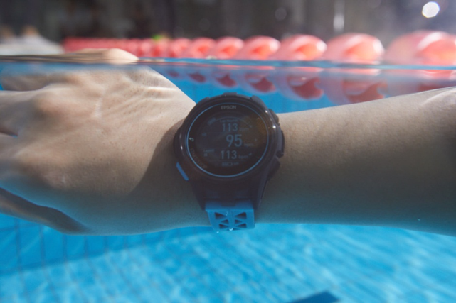 终于能跟心率带说再见了，游泳可以更轻松