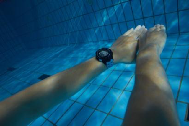 终于能跟心率带说再见了，游泳可以更轻松