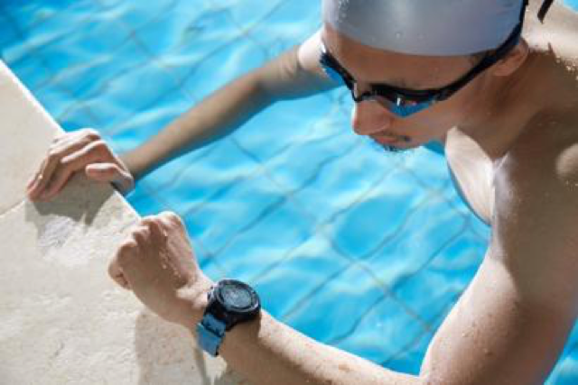 终于能跟心率带说再见了，游泳可以更轻松