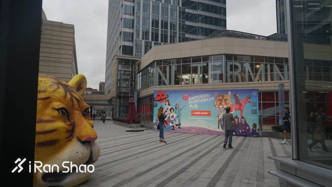 现场 | 耐克在时装周搭了个实验室 里面放了两台跑步机