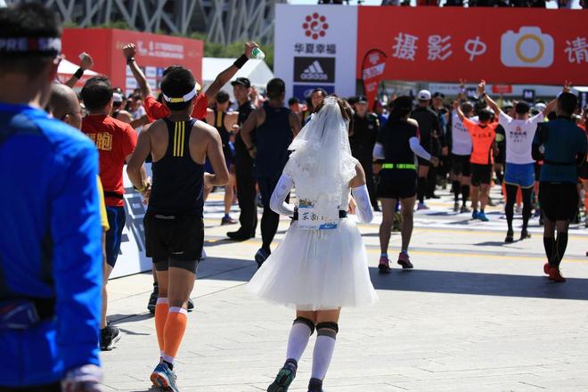 穿着婚纱跑北马，路人为我狂打Call