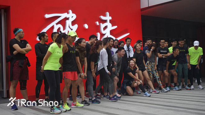 现场 | 耐克在时装周搭了个实验室 里面放了两台跑步机