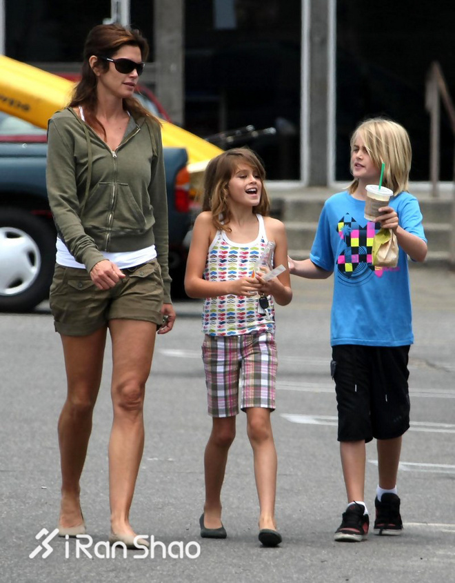 热点 | 看了一圈时装周 一大堆大长腿里就服Kaia Gerber