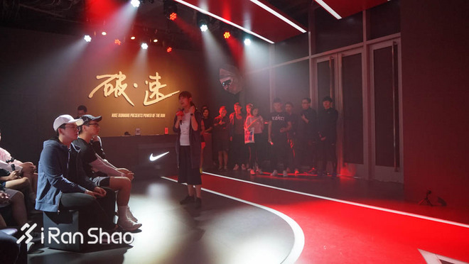 现场 | 耐克在时装周搭了个实验室 里面放了两台跑步机