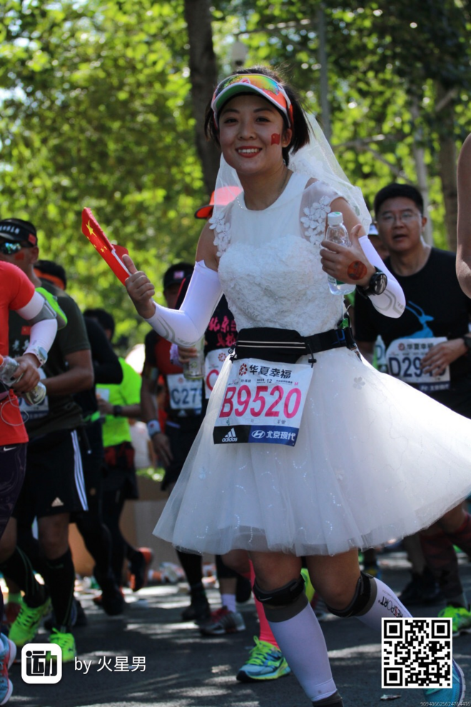 穿着婚纱跑北马，路人为我狂打Call