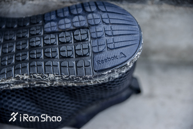 开箱 | 黑暗精灵 为夜而生 Reebok PUMP PLUS夜跑鞋