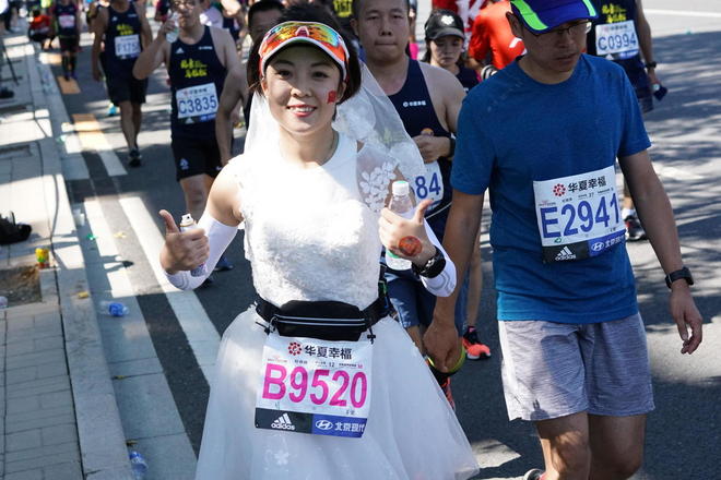 穿着婚纱跑北马，路人为我狂打Call