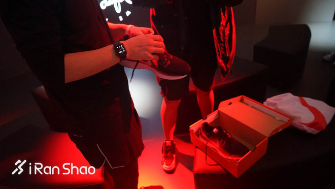 现场 | 耐克在时装周搭了个实验室 里面放了两台跑步机