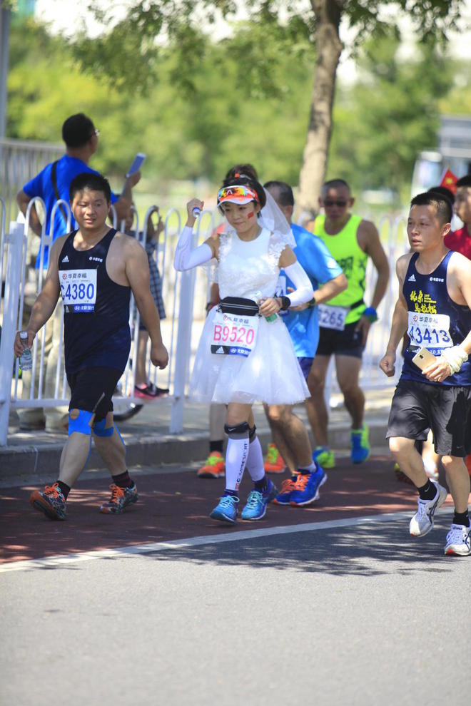 穿着婚纱跑北马，路人为我狂打Call