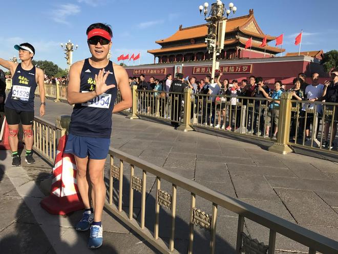 穿着婚纱跑北马，路人为我狂打Call