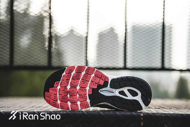 Weekly Gear | 近看New Balance纽约马拉松限定版跑鞋