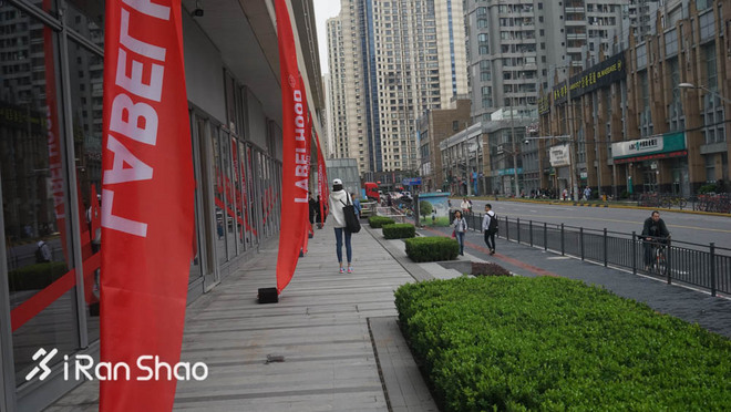 现场 | 耐克在时装周搭了个实验室 里面放了两台跑步机