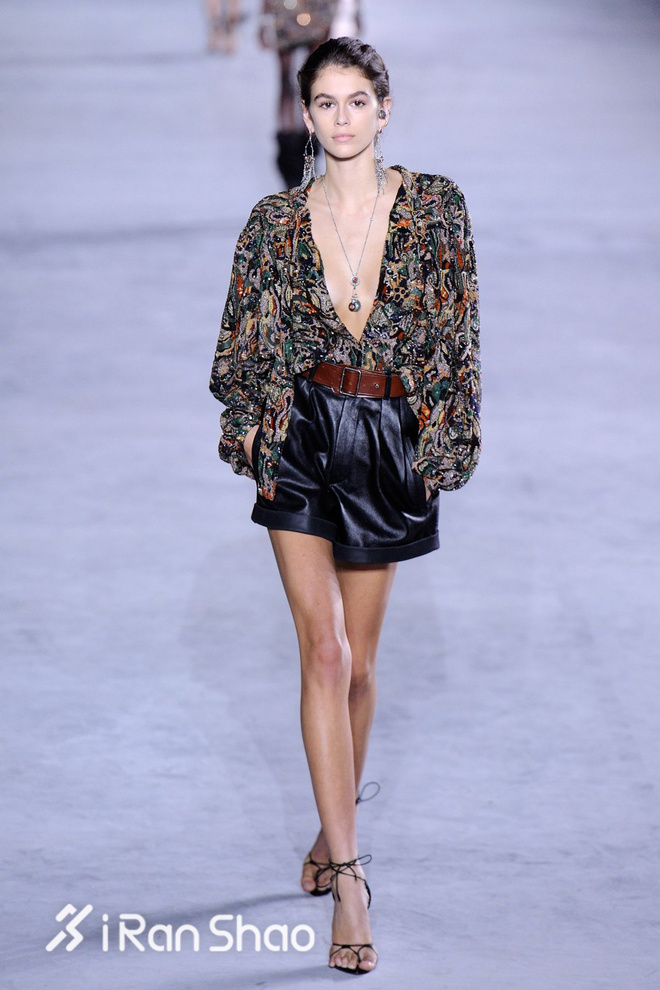 热点 | 看了一圈时装周 一大堆大长腿里就服Kaia Gerber