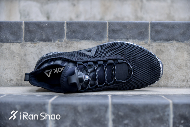 开箱 | 黑暗精灵 为夜而生 Reebok PUMP PLUS夜跑鞋