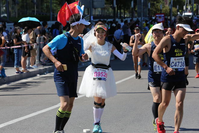 穿着婚纱跑北马，路人为我狂打Call