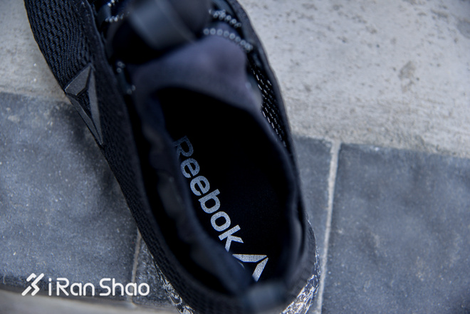 开箱 | 黑暗精灵 为夜而生 Reebok PUMP PLUS夜跑鞋