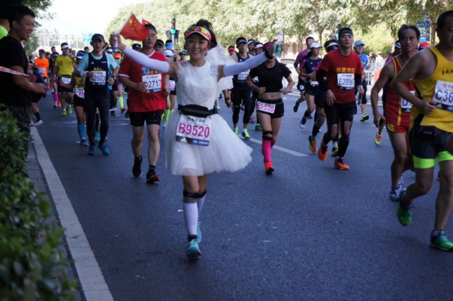 穿着婚纱跑北马，路人为我狂打Call