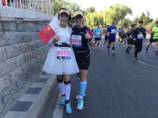 穿着婚纱跑北马，路人为我狂打Call