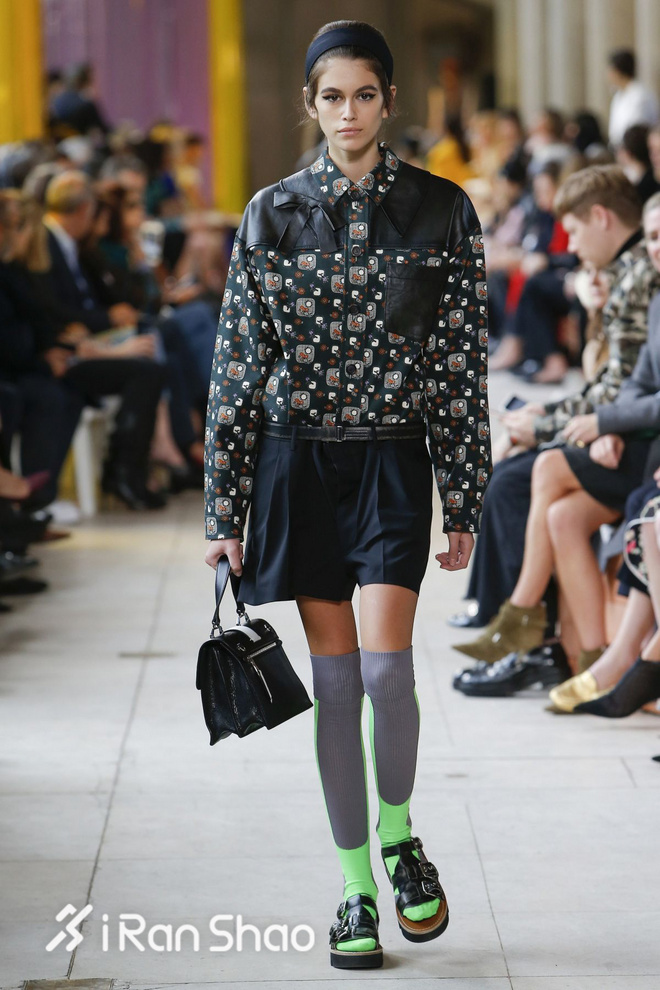 热点 | 看了一圈时装周 一大堆大长腿里就服Kaia Gerber