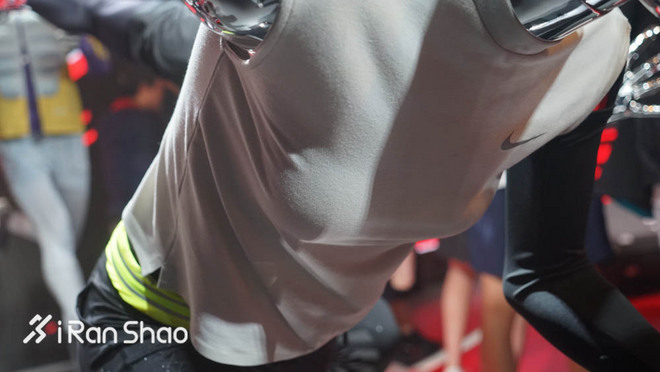 现场 | 耐克在时装周搭了个实验室 里面放了两台跑步机