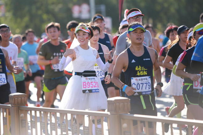 穿着婚纱跑北马，路人为我狂打Call