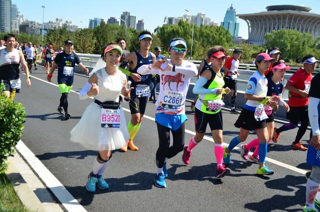 穿着婚纱跑北马，路人为我狂打Call