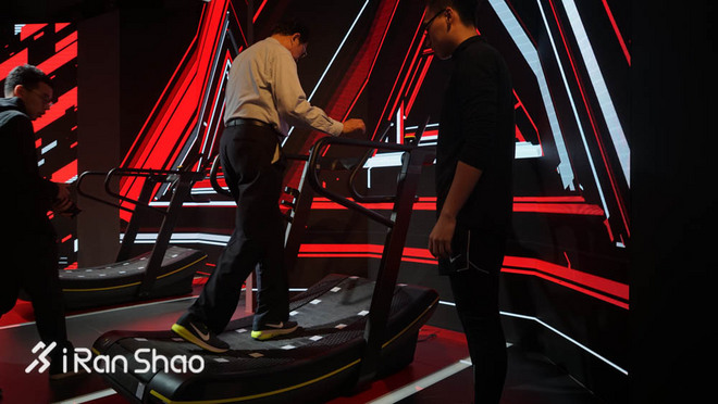 现场 | 耐克在时装周搭了个实验室 里面放了两台跑步机