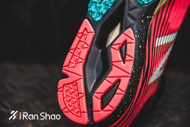 Weekly Gear | 近看New Balance纽约马拉松限定版跑鞋