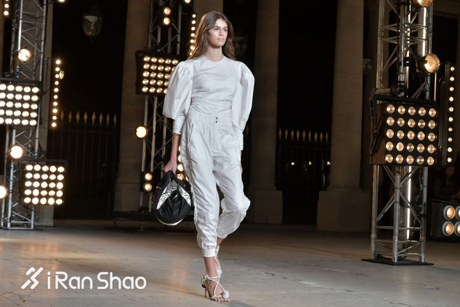 热点 | 看了一圈时装周 一大堆大长腿里就服Kaia Gerber