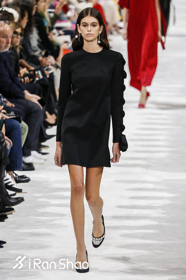 热点 | 看了一圈时装周 一大堆大长腿里就服Kaia Gerber