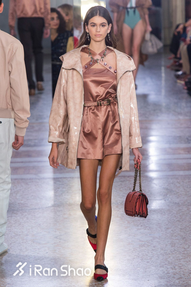 热点 | 看了一圈时装周 一大堆大长腿里就服Kaia Gerber