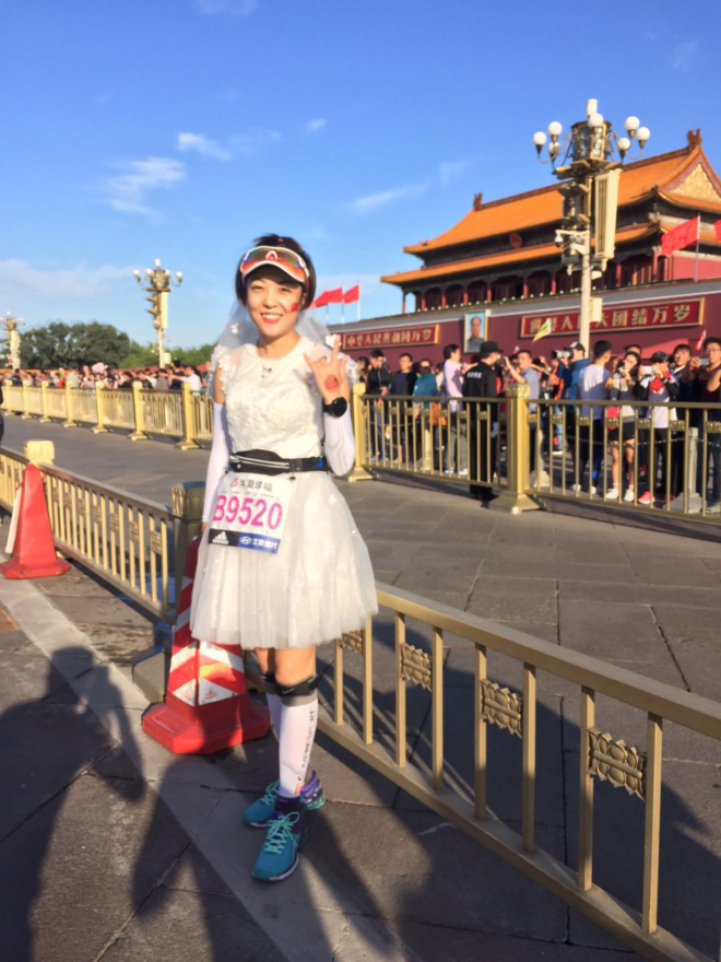 穿着婚纱跑北马，路人为我狂打Call