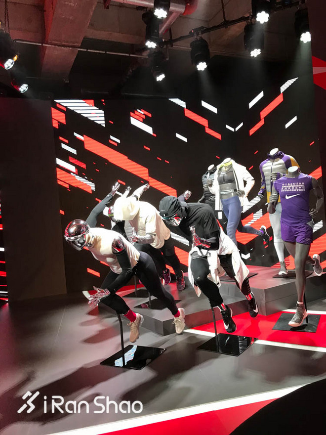 现场 | 耐克在时装周搭了个实验室 里面放了两台跑步机