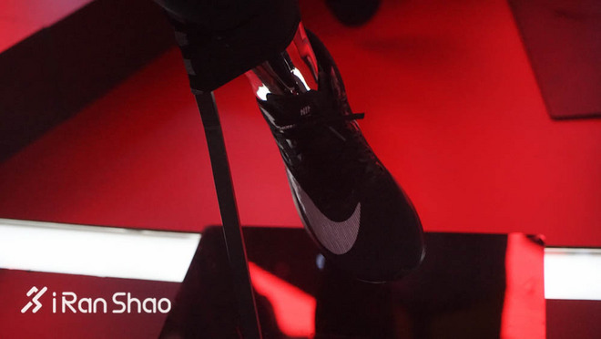 现场 | 耐克在时装周搭了个实验室 里面放了两台跑步机