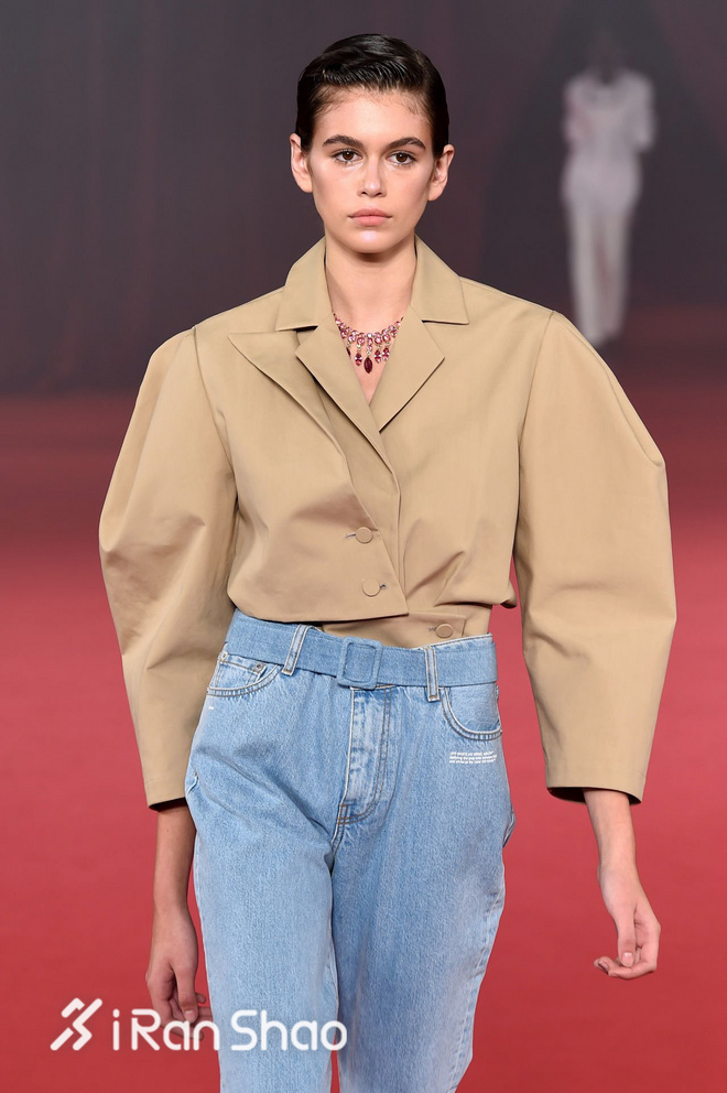 热点 | 看了一圈时装周 一大堆大长腿里就服Kaia Gerber